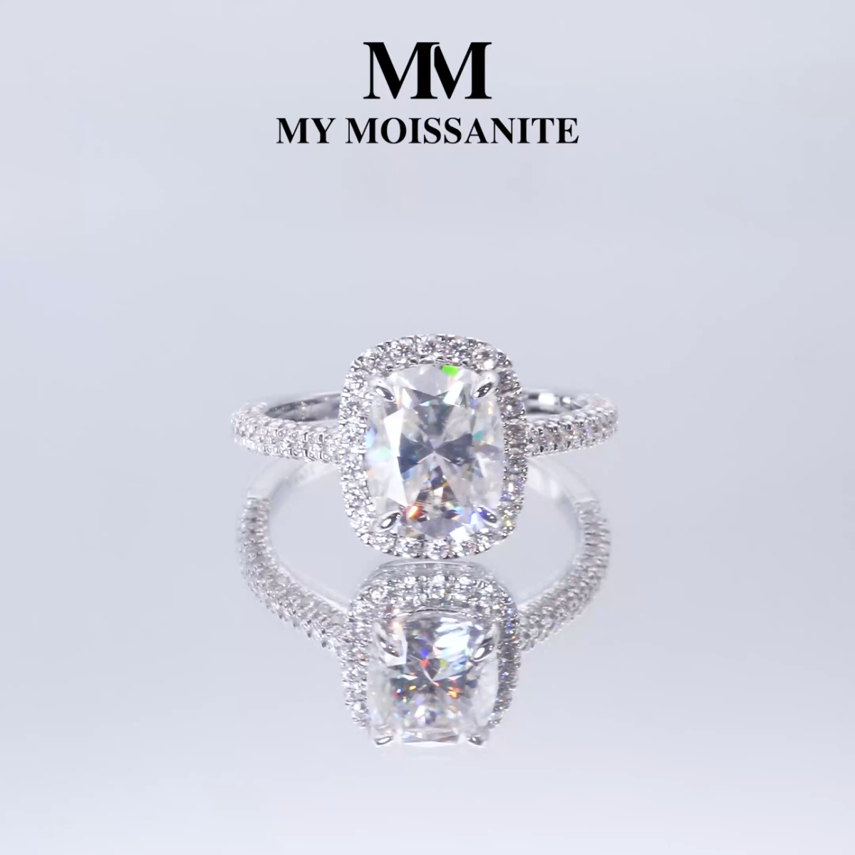 Plushette - Langwerpige Cushion Moissanite Verlovingsring Met Halo en Micropavé Schacht