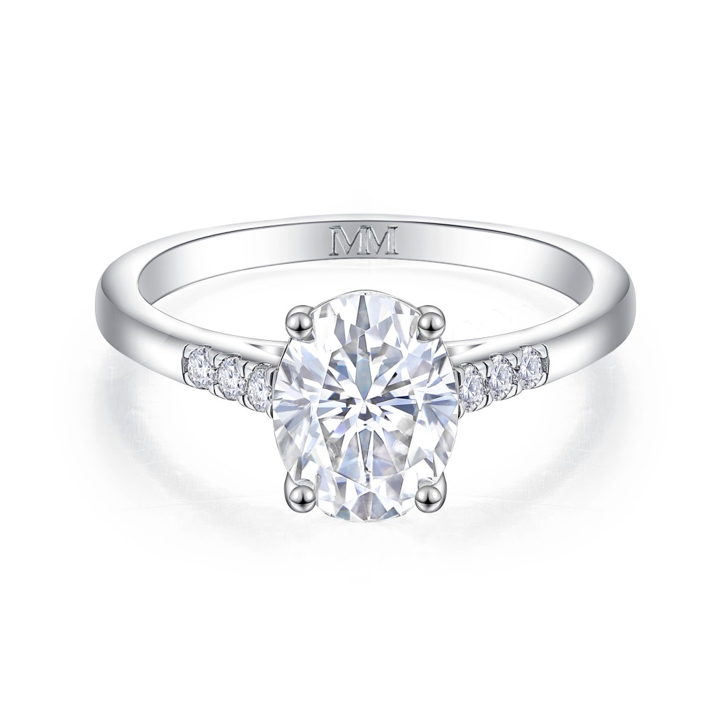Mirage - Ovaal Geslepen Moissanite Verlovingsring Met Pavé Zijstenen