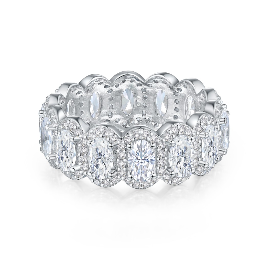 Opaline - Ovaal Geslepen Moissanite Eternity Ring Met Geschulpte Pavé Halo