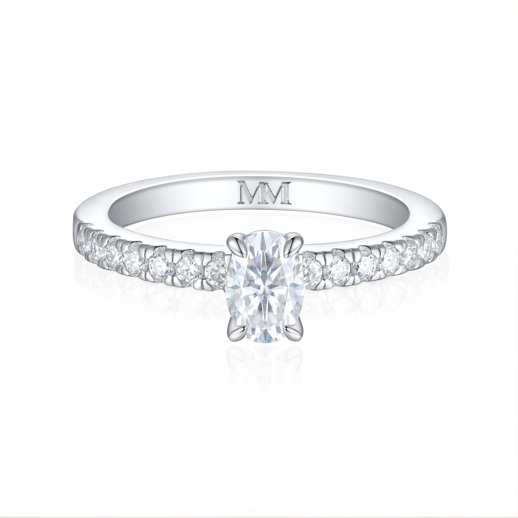 Nina - Ovaal Moissanite Ring met Pavé Zijstenen