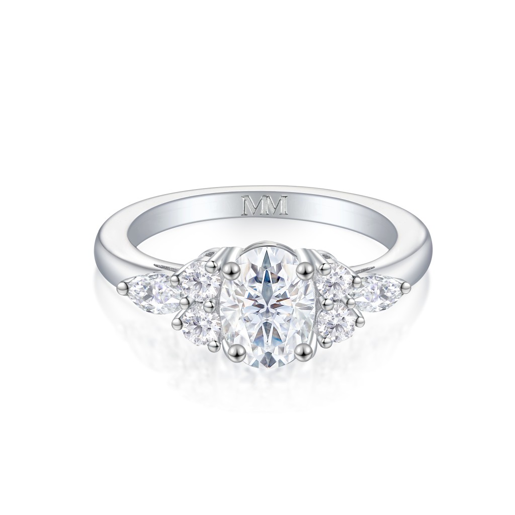 Lustrina - Ovaal Moissanite Ring met Schitterende Accenten