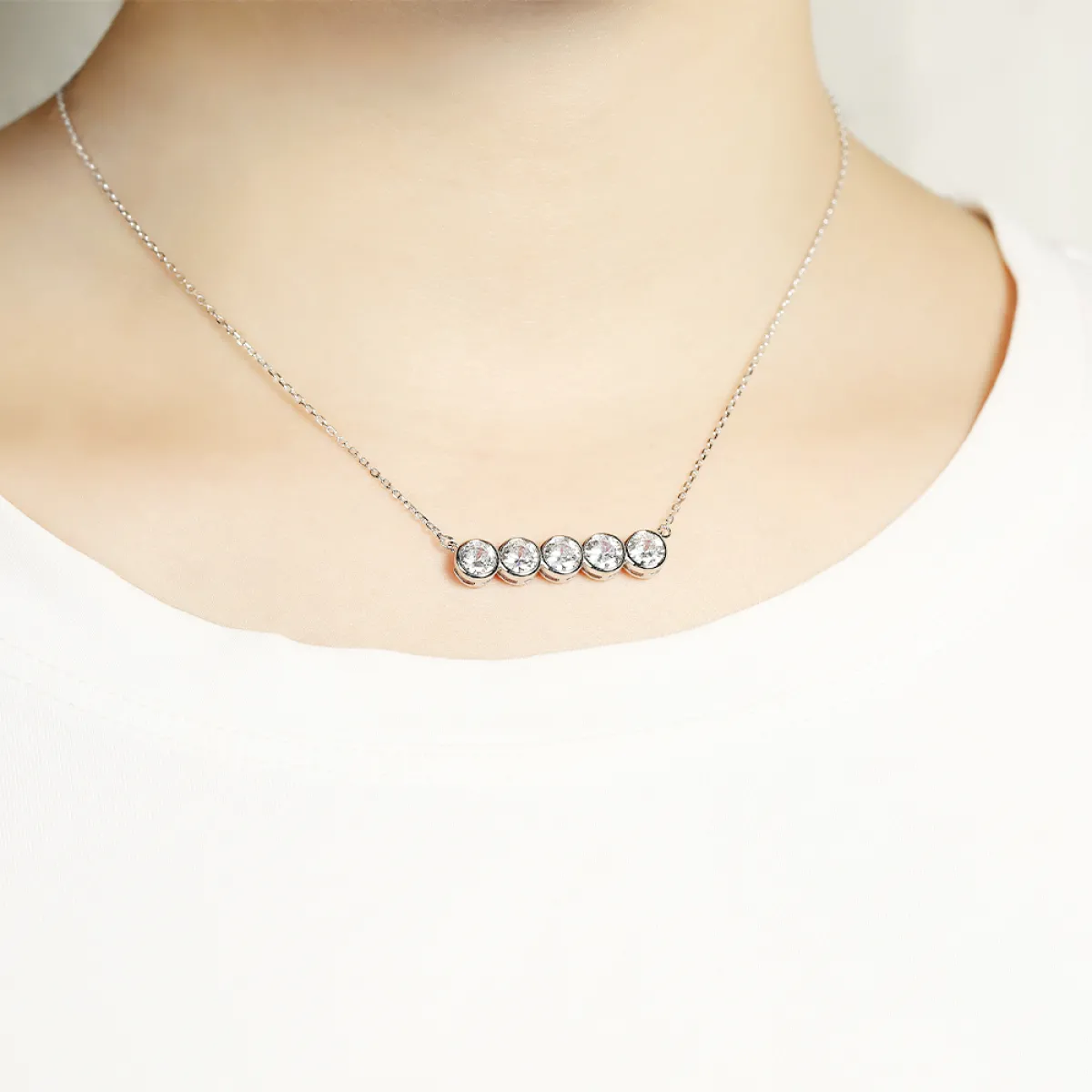 Quinta - Moissaniet ketting met vijf stenen in een bezel