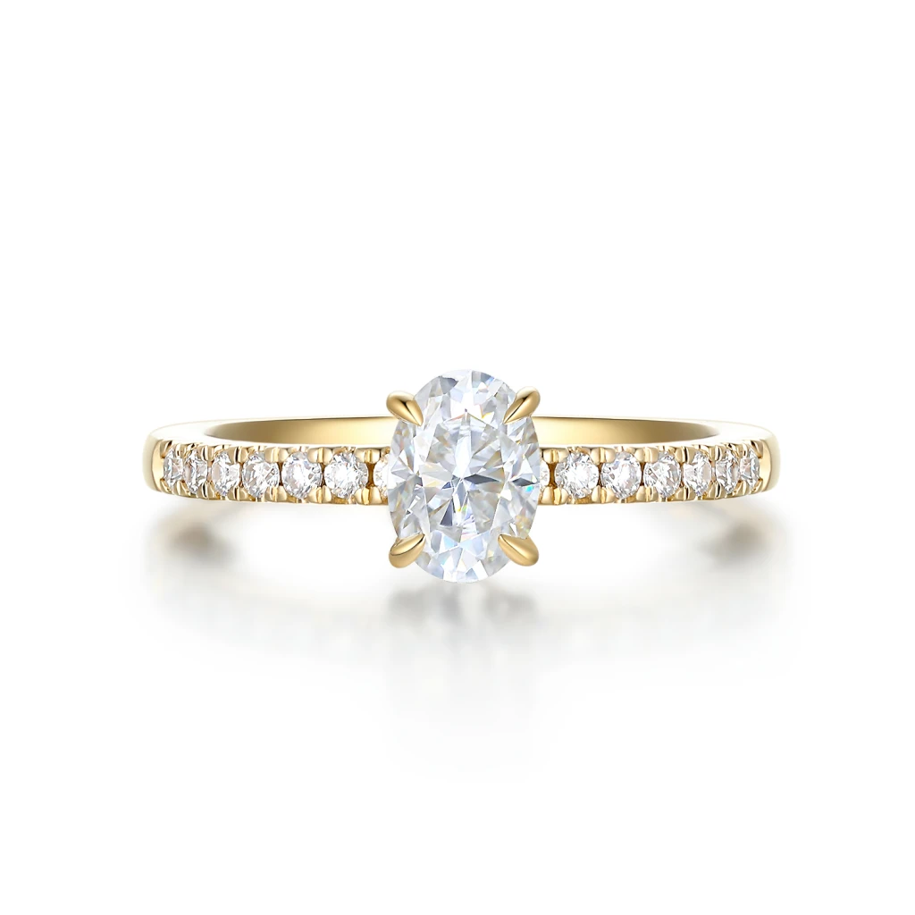 Nina - Ovaal Moissanite Ring met Pavé Zijstenen