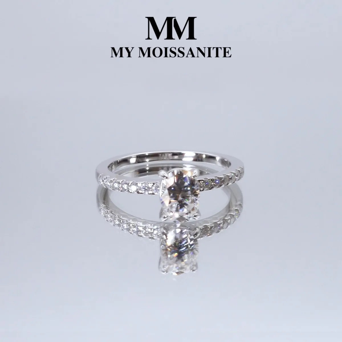 Nina Ring - Ovaal Moissanite Ring met Pavé Zijstenen