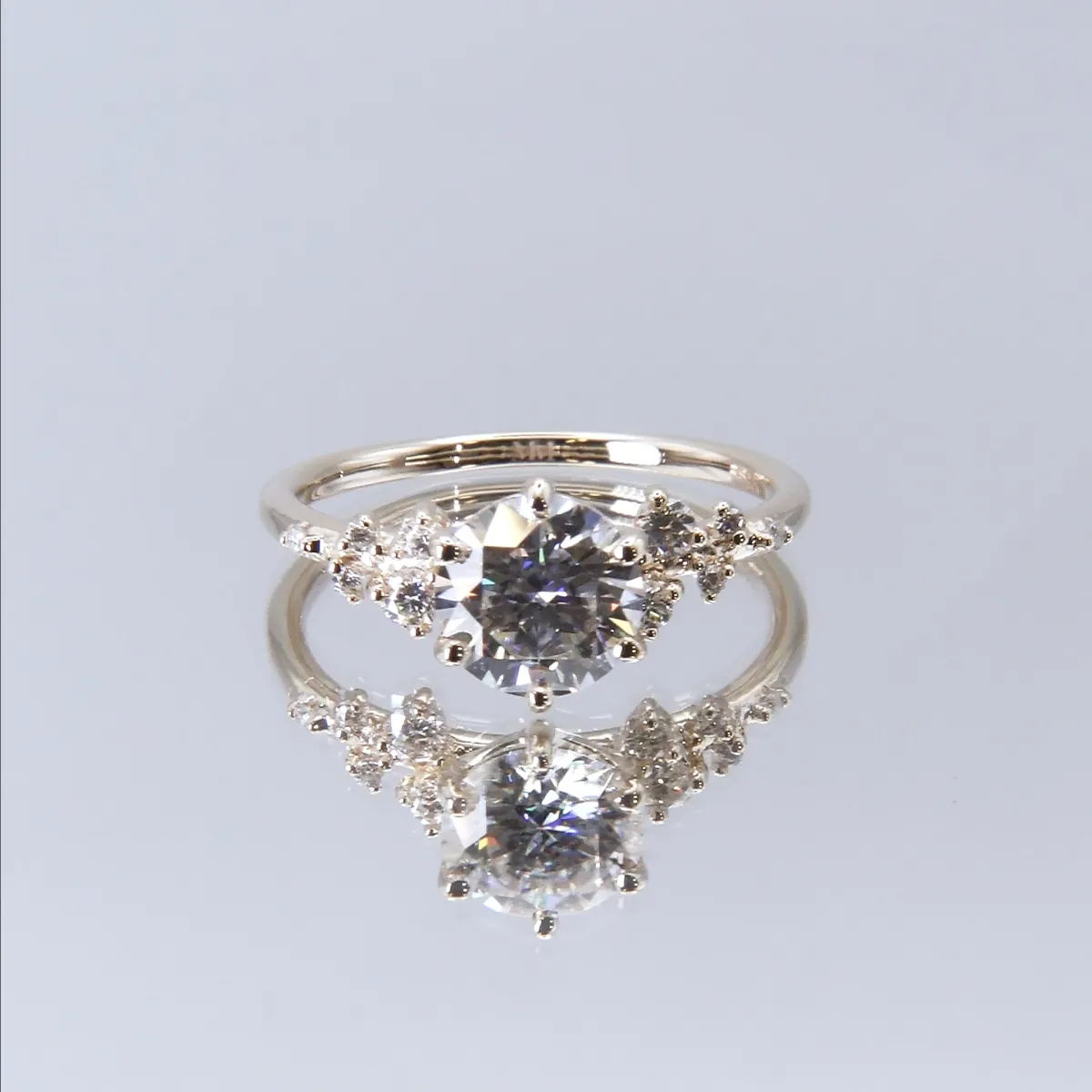  Aurora - Moissaniet ring met minimalistische zijstenen
