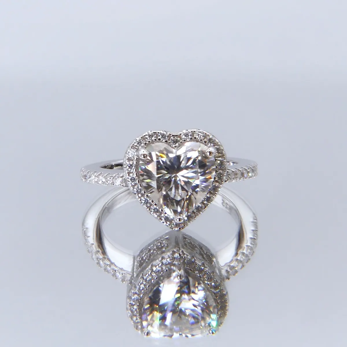Heartshine - Halo Hart Moissanite Ring Met Zijstenen