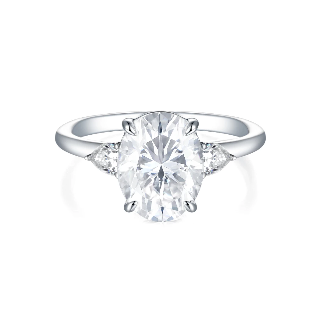 Vivienne - Ovaal Moissanite Trilogy Verlovingsring