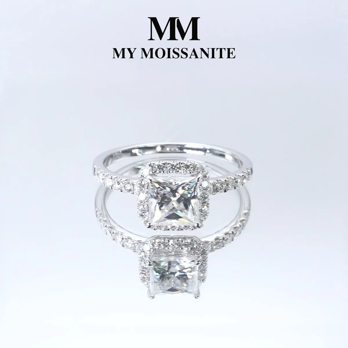Regalia - Princess Geslepen Moissanite Halo Ring met Pave Band