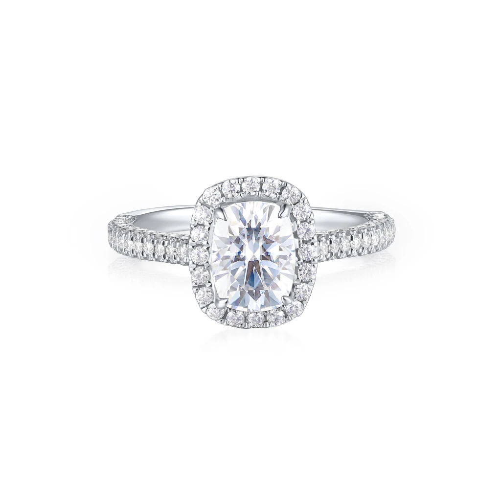 Plushette - Langwerpige Cushion Moissanite Verlovingsring Met Halo en Micropavé Schacht