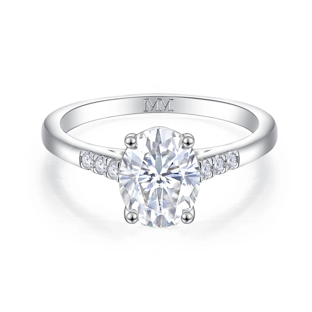 Mirage - Ovaal Geslepen Moissanite Verlovingsring Met Pavé Zijstenen