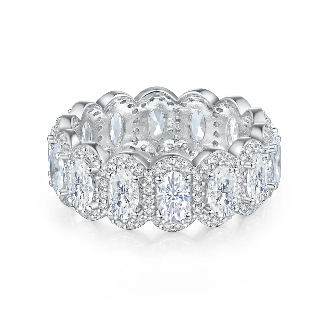 Opaline - Ovaal Geslepen Moissanite Eternity Ring Met Geschulpte Pavé Halo