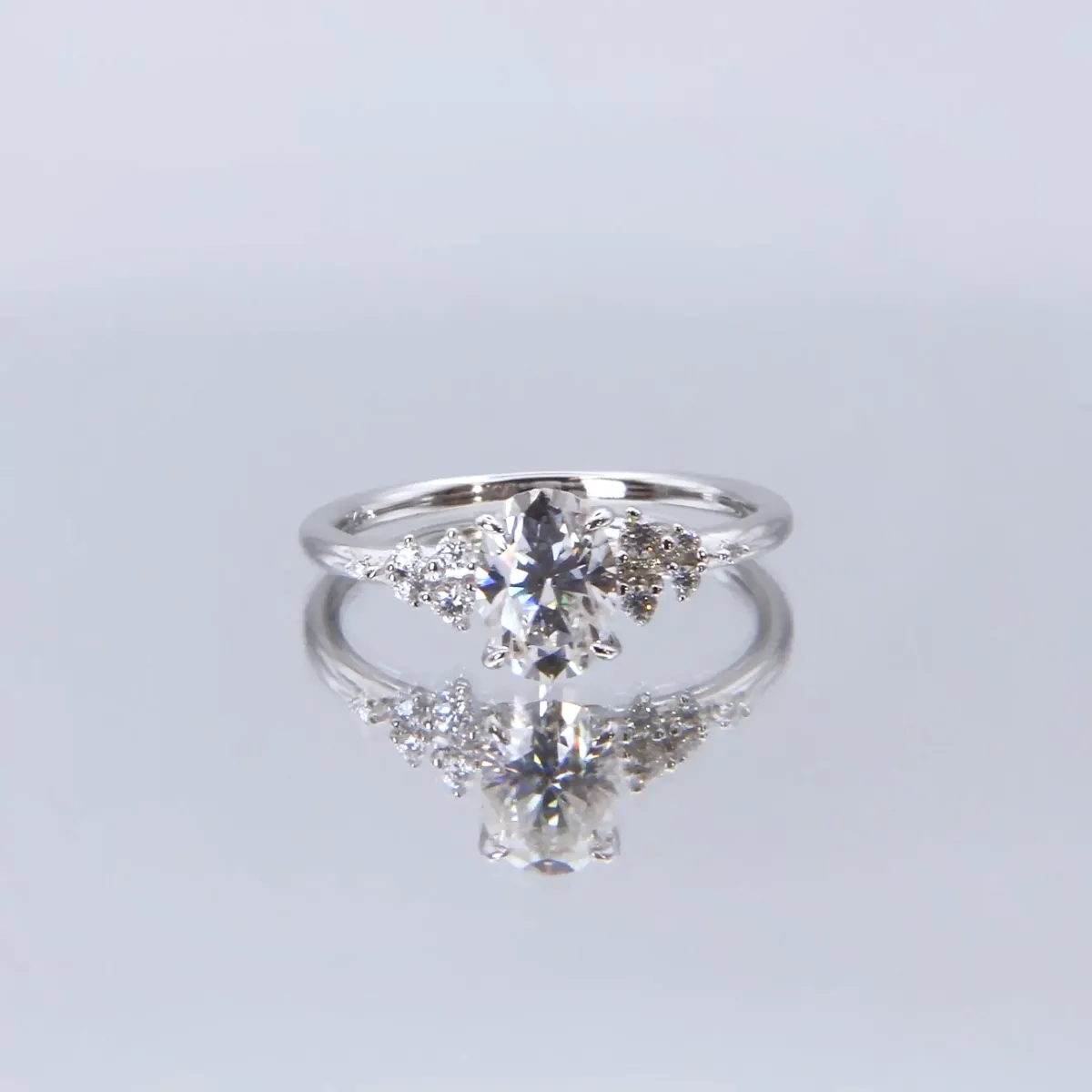 Ovaal - Moissaniet ring met minimalistische zijstenen