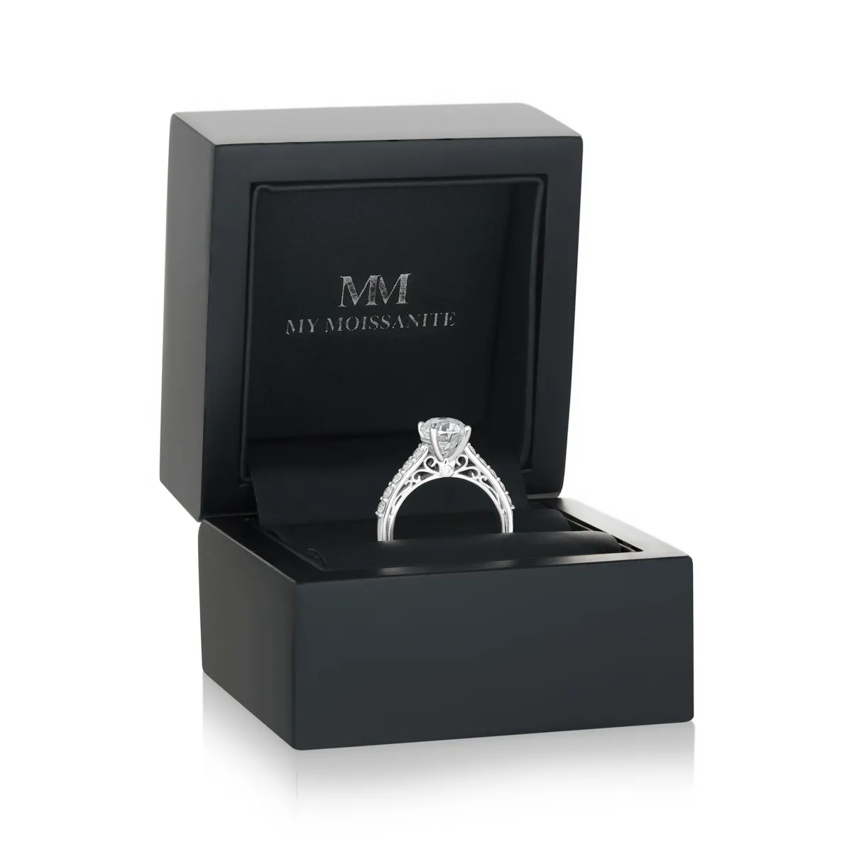 Fiorenza - Tijdloze Moissanite Ring met Pavé Band en Galerijdetail