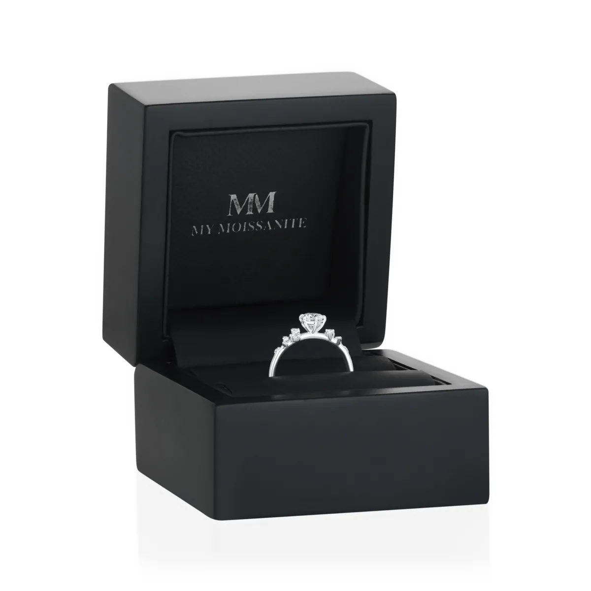  Aurora - Moissaniet ring met minimalistische zijstenen