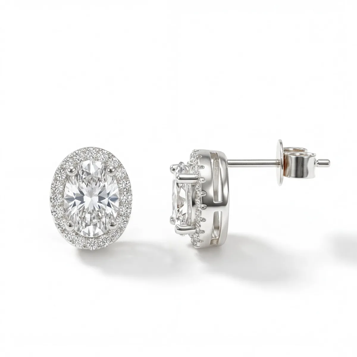 Ellipse - Ovale Moissanite Stud Oorbellen in Halo Zetting