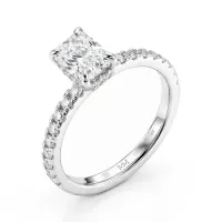 Astra - Radiant Moissanite Ring met Pavé Zijstenen & Hidden Halo